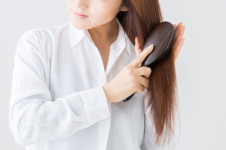 抜け毛が多いと悩んでいる人必見！すぐ確認できる危険な抜け毛の特徴と改善法８選